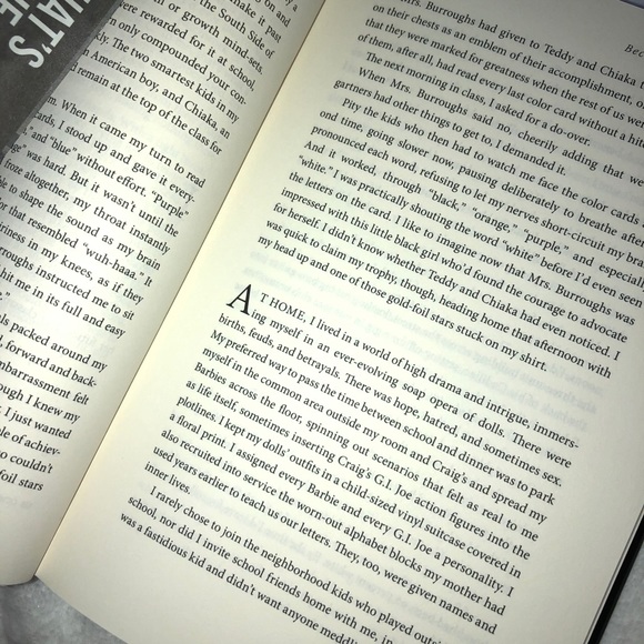 Michelle Obama BECOMING hard paper coy like new - Picture 3 of 4